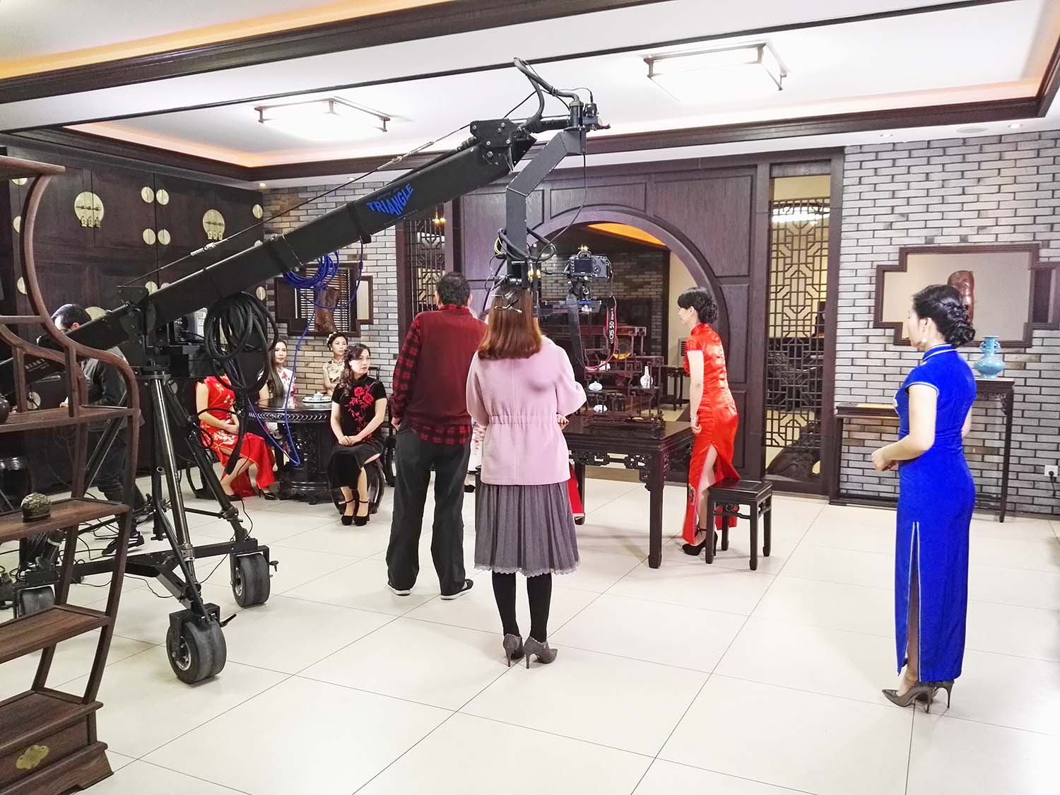 红木家具与旗袍的美丽邂逅